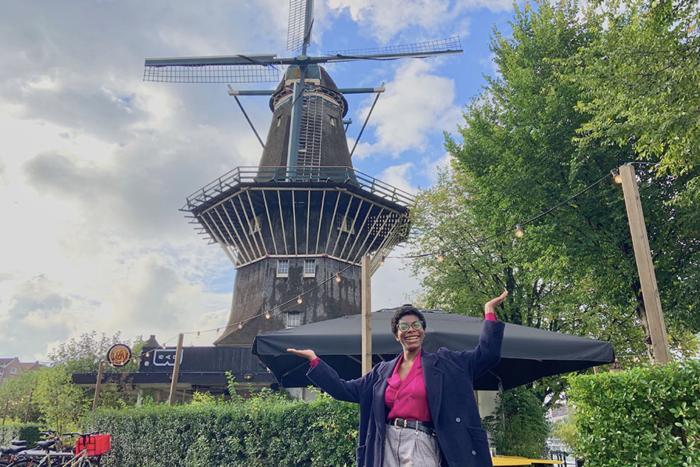在荷兰留学的学生站在风车前